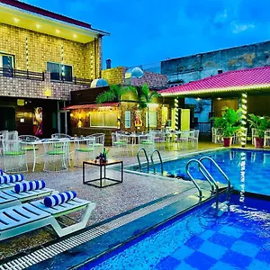 Grand Udaipur- Rooftop Cafe! Swimming Pool! Karaoke Music! Udaipur